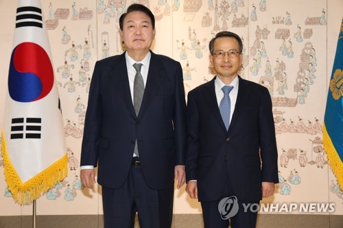 Yoon entrega una carta de nombramiento al nuevo jefe del NIS