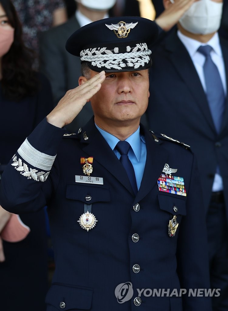 New Air Force Chief of Staff Gen. Jung Sang-hwa salutes during his inauguration ceremony at the Gyeryongdae military headquarters, 160 kilometers south of Seoul on May 27, 2022. (Yonhap)