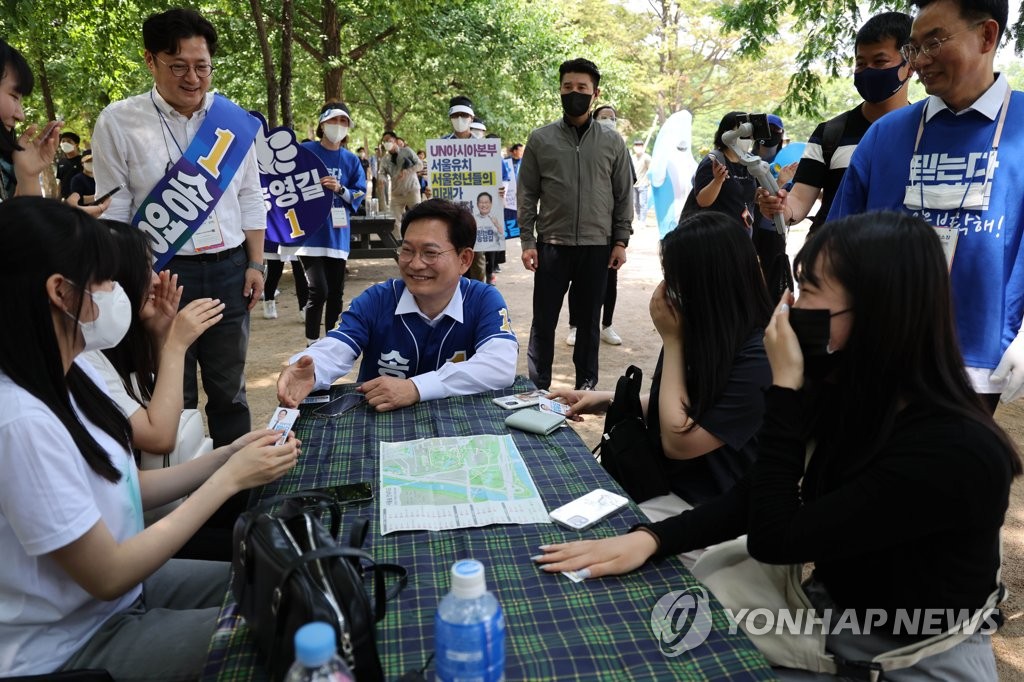 서울숲에서 시민에게 인사하는 송영길 후보