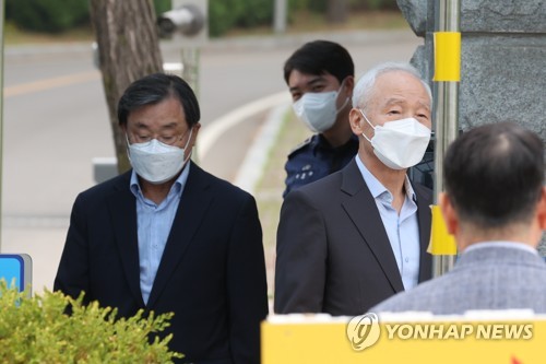 '靑 특활비 상납' 남재준·이병기 前국정원장 가석방