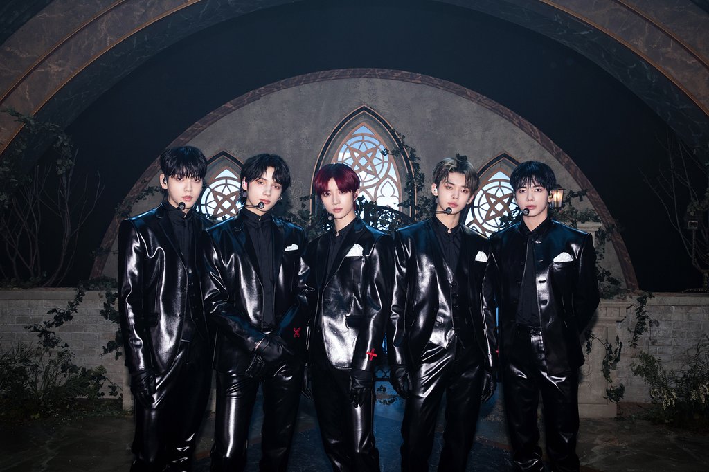 La foto sin fechar, proporcionada por Big Hit Music, muestra a la banda surcoreana Tomorrow by Together. (Prohibida su reventa y archivo)
