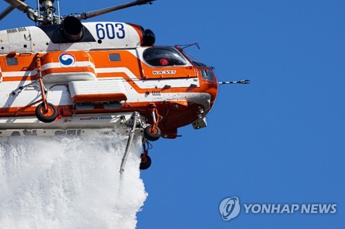 정부 "밀양산불 진화에 총력"…역대 최대 57대 헬기 동원