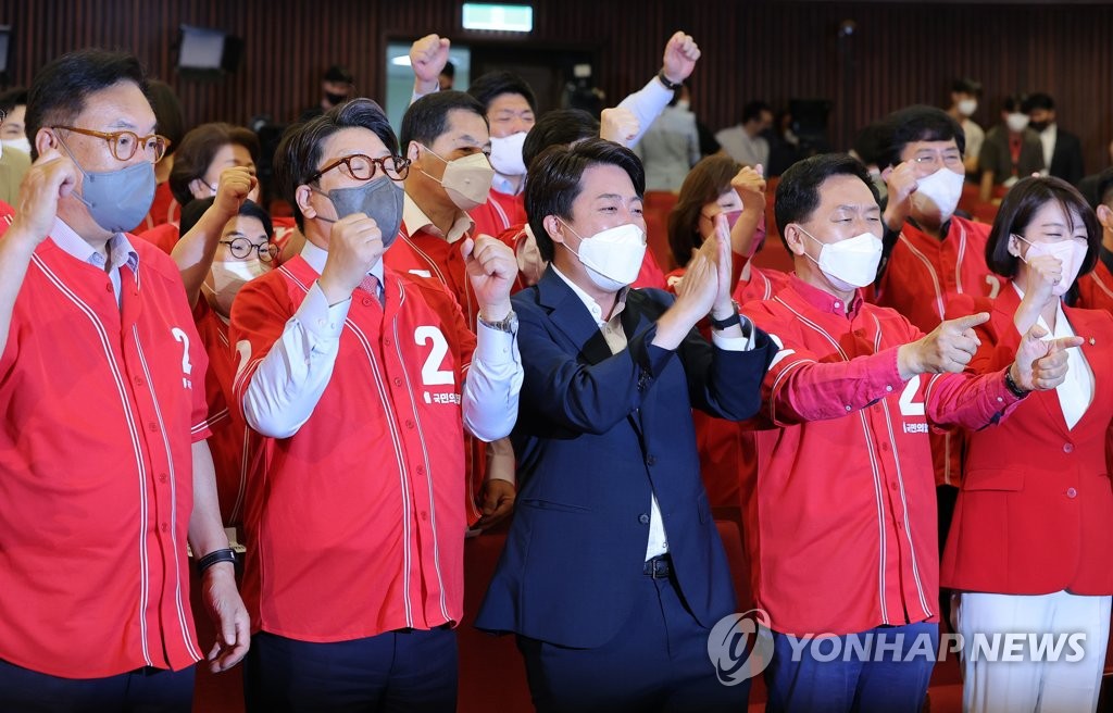 Leaders of the ruling People Power Party (PPP) celebrate after watching the exit poll results for the local elections at the National Assembly in Seoul on June 1, 2022. (Yonhap)