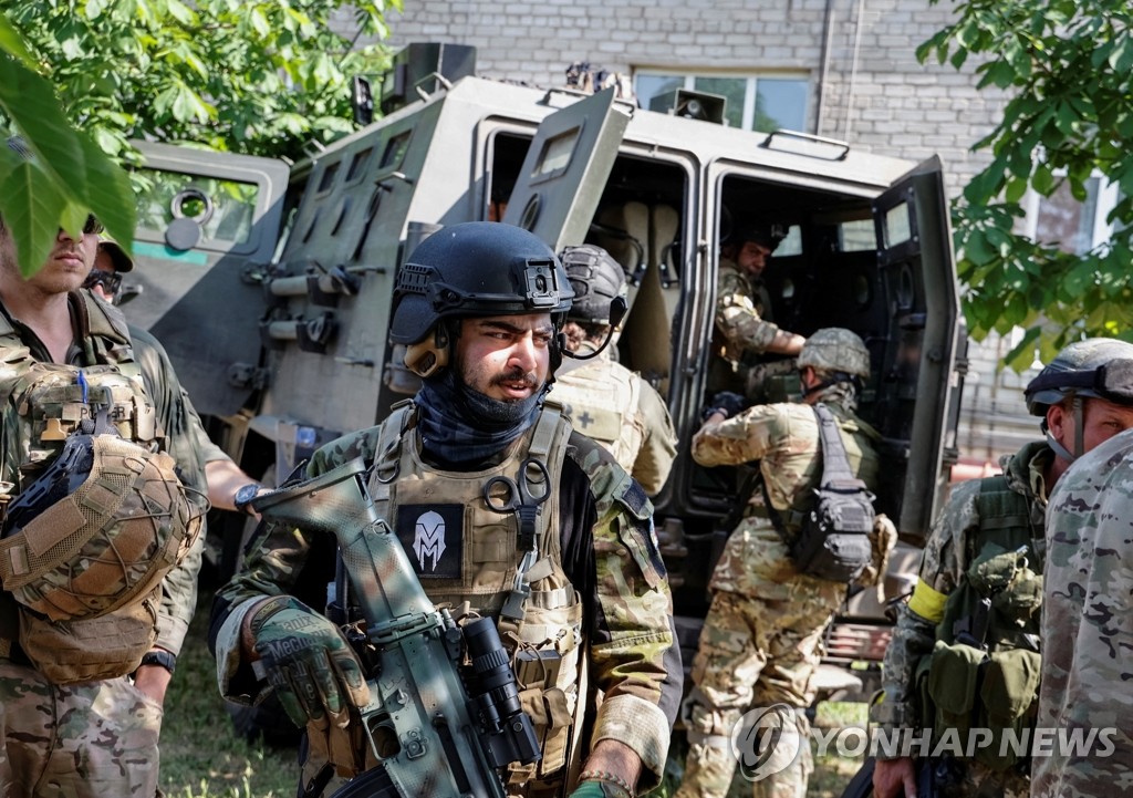 우크라 동부 전선에 투입된 국제의용군 병사들