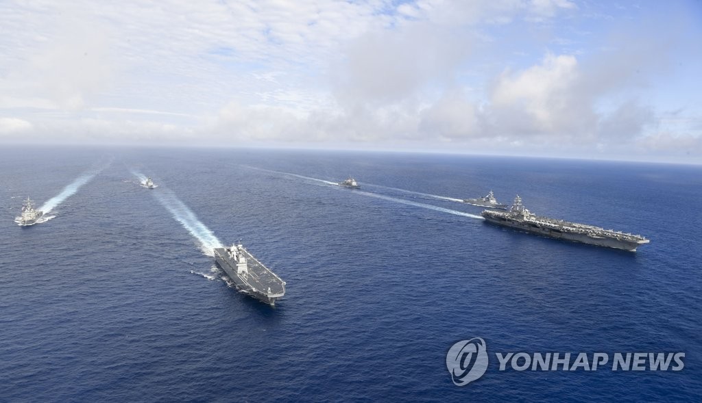 La foto, publicada, el 4 de junio de 2022, por el JCS, muestra barcos de las Armadas de Corea del Sur y EE. UU. en formación, durante un ejercicio combinado, de tres días, en aguas internacionales frente a Okinawa. (Prohibida su reventa y archivo)