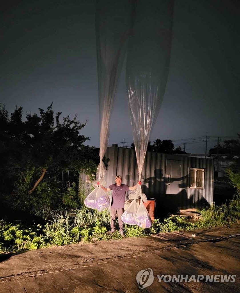脱北者団体「自由北韓運動連合」は７日、大型風船を使って５日夜に北朝鮮へマスクや医薬品を送ったと明らかにした。同団体が公開した大型風船を飛ばす直前の写真（同団体提供）＝（聯合ニュース）≪転載・転用禁止≫
