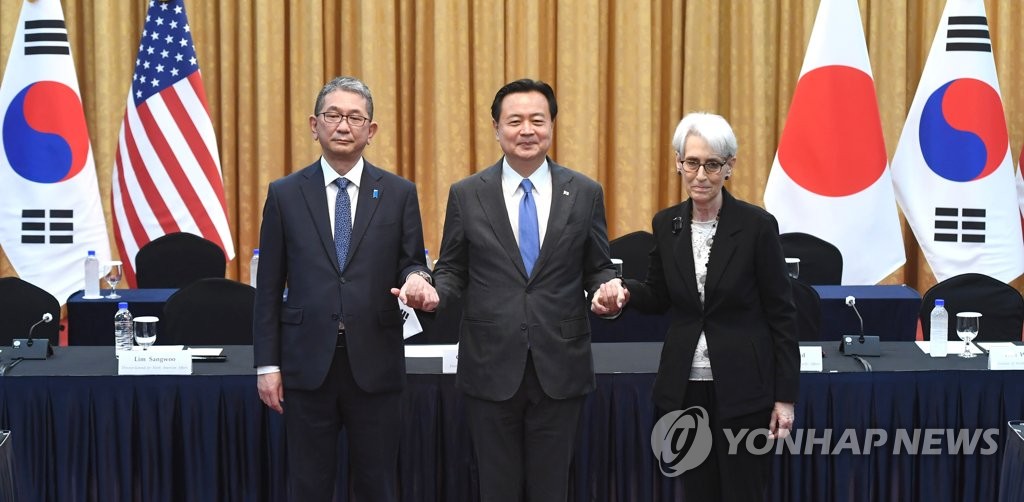 South Korean Vice foreign Minister Cho Hyun-dong (C) takes a commemorative photo with his American and Japanese counterparts -- Wendy Sherman (R) and Takeo Mori -- during their meeting in Seoul on June 8, 2022. (Yonhap) 