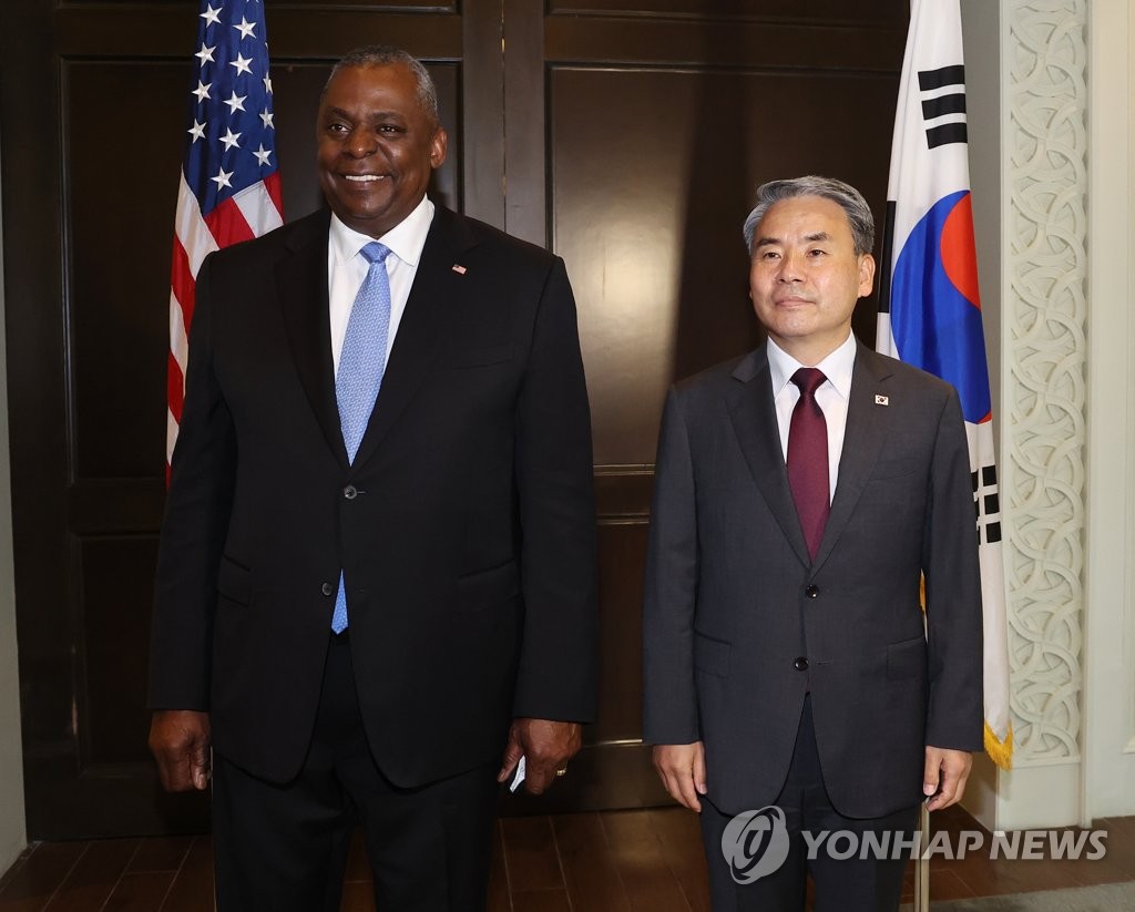 This file photo, taken June 11, 2022, shows Defense Minister Lee Jong-sup (R) and his U.S. counterpart, Lloyd Austin, posing for a photo before their talks on the margins of a security forum in Singapore. (Yonhap)
