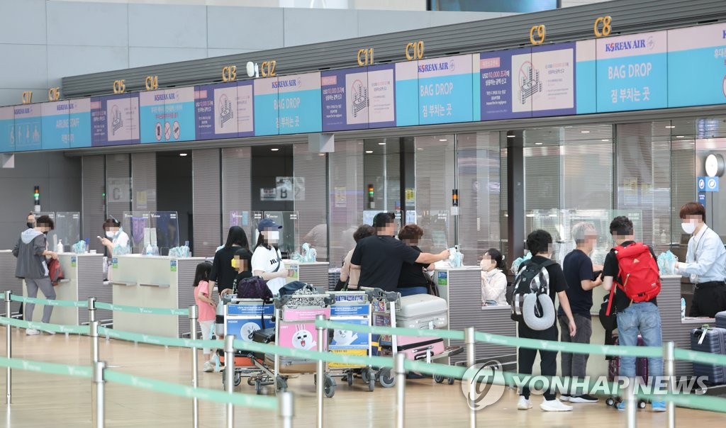En la imagen de archivo, sin fechar, se muestra a viajeros registrándose en los mostradores de facturación del Aeropuerto Internacional de Incheon.