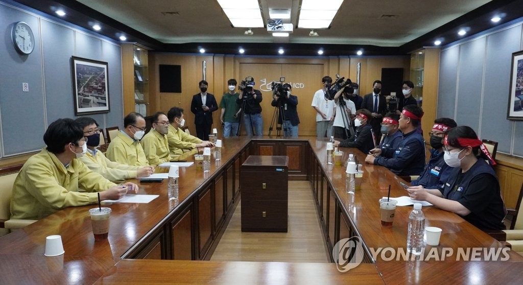 Officials from the transport ministry and representatives from the Cargo Truckers Solidarity attend a meeting in Uiwang, Gyeonggi Province, on June 14, 2022. (Yonhap)