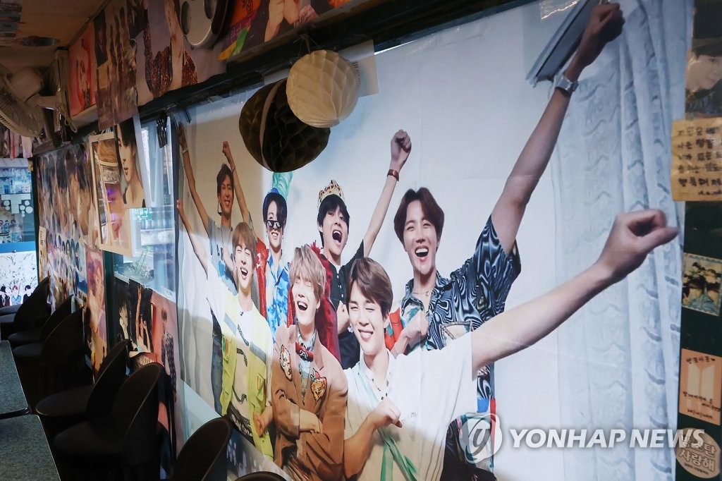 ファンの手でＢＴＳのグッズが飾り付けられたソウル市内の飲食店（資料写真）＝（聯合ニュース）