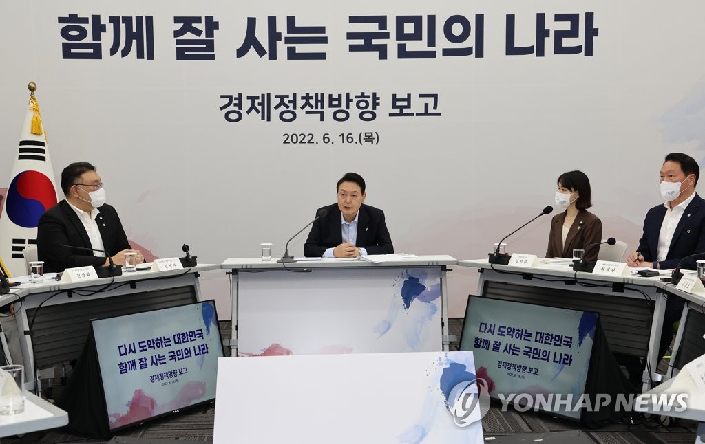 Le président Yoon Suk-yeol prend la parole lors d'une réunion sur la grande ligne de la politique économique du nouveau gouvernement au Business Growth Center de Pangyo 2nd Techno Valley, dans la province du Gyeonggi, le jeudi 16 juin 2022. 
