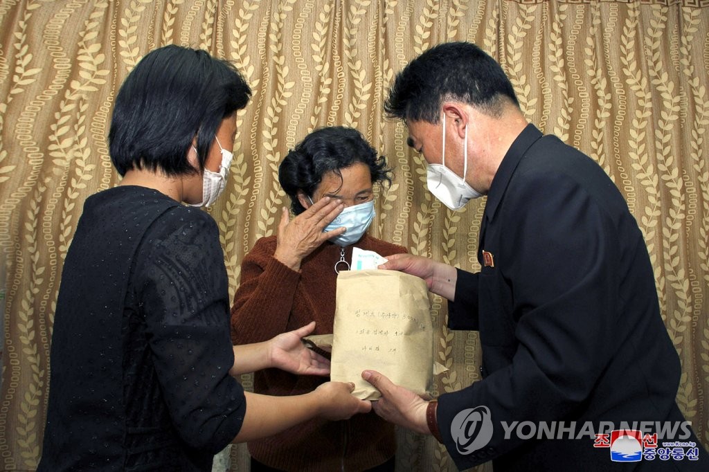 북한, 해주시 주민들에 김정은 '의약품' 전달