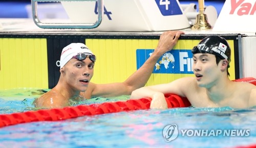 세계선수권 자유형 200m 결승 기록 확인하는 황선우