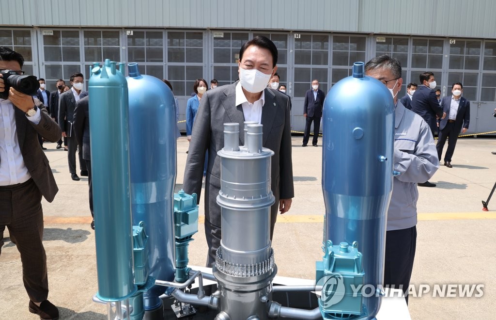 Yoon visita una fábrica de reactores nucleares