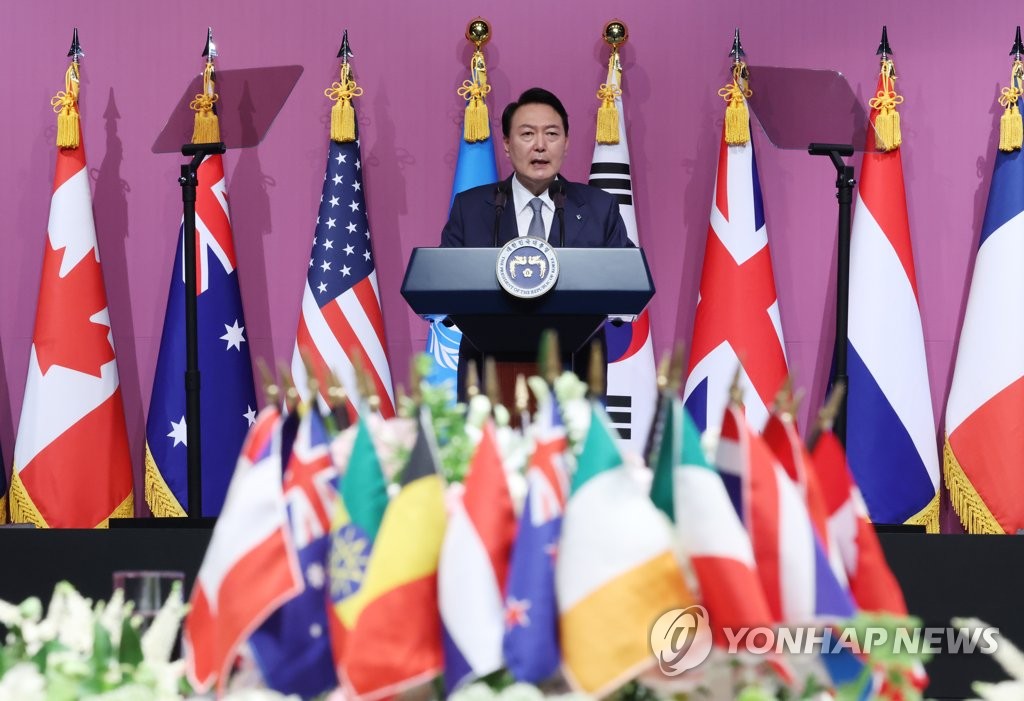 (LEAD) 한국, 미국, 일본이 NATO 정상회의 옆에서 삼국간 정상회담을 개최할 계획을 최종 결정