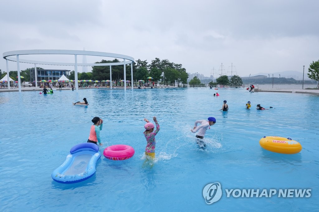 Riverside swimming pools open in Seoul