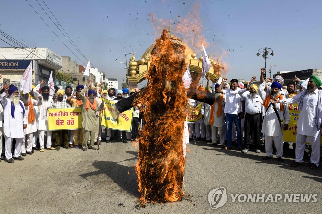 모디 인도 총리 인형 태우는 시위대