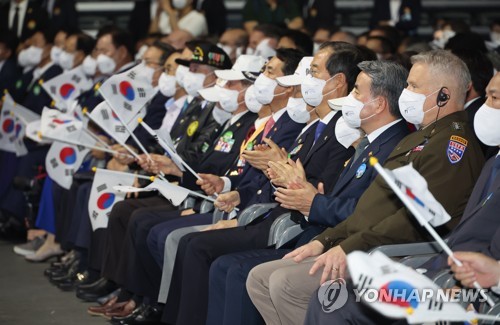 6·25전쟁 기념행사에서 태극기 흔드는 한덕수 총리