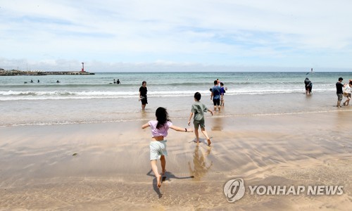6월 마지막 휴일 '후텁지근'…워터파크·해변 '북적'