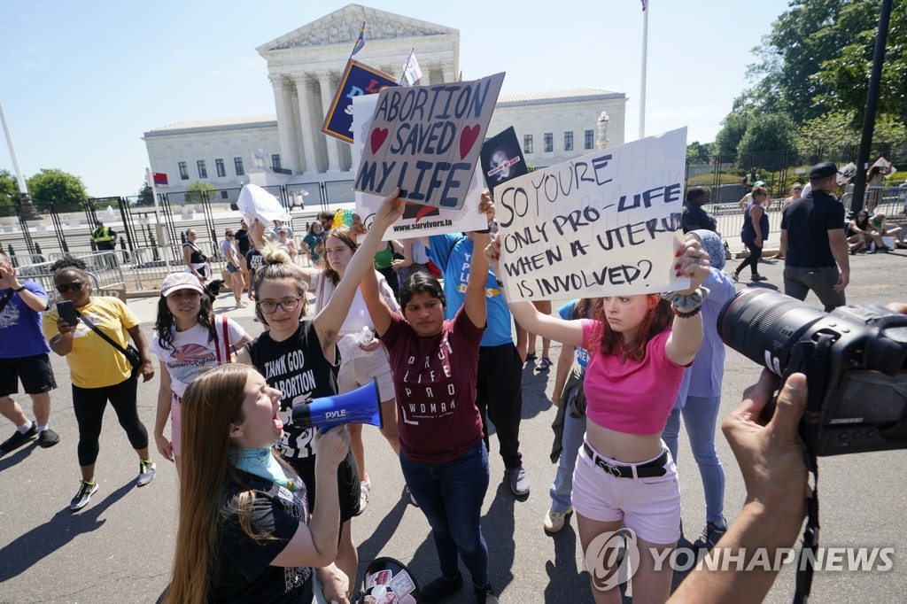미 대법원 앞 언쟁하는 낙태 찬반 시위대