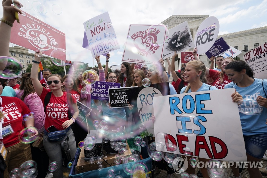 미국 대법원 판결에 환호하는 낙태 반대론자들