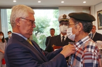 Deux vétérans coréens du bataillon français décorés par la Légion d'honneur