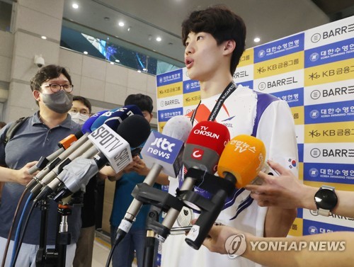 Swimmer Hwang Sun-woo returns home after winning world silver