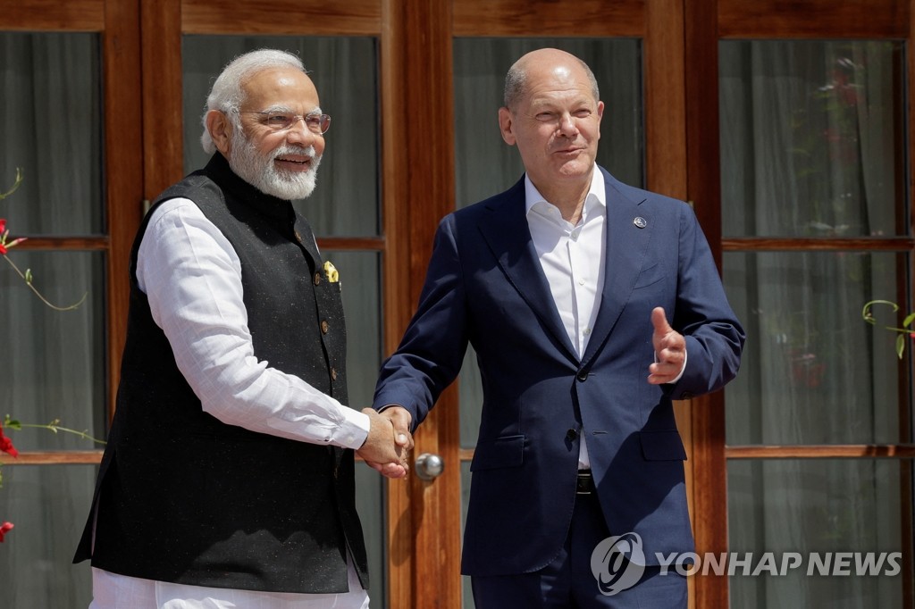 'G7 초청국' 인도 모디 총리와 악수하는 숄츠 독일 총리