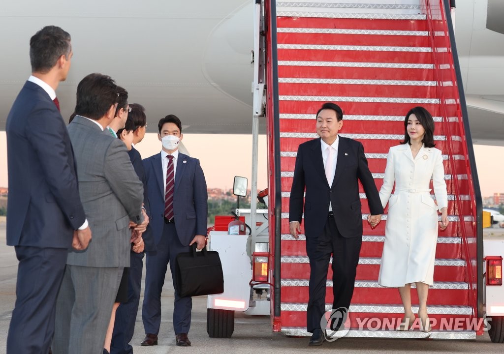 El presidente surcoreano, Yoon Suk-yeol (segundo por la dcha.), y la primera dama, Kim Keon-hee (dcha.), desembarcan del avión presidencial, el 27 de junio de 2022 (hora local), en el Aeropuerto Internacional Adolfo Suárez Madrid-Barajas, en Madrid, España. 