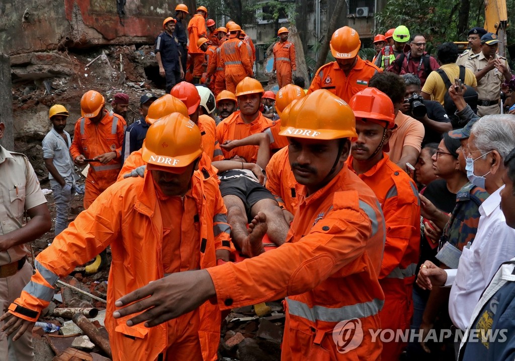 인도 뭄바이 건물 붕괴 현장서 소년 구조하는 구조대