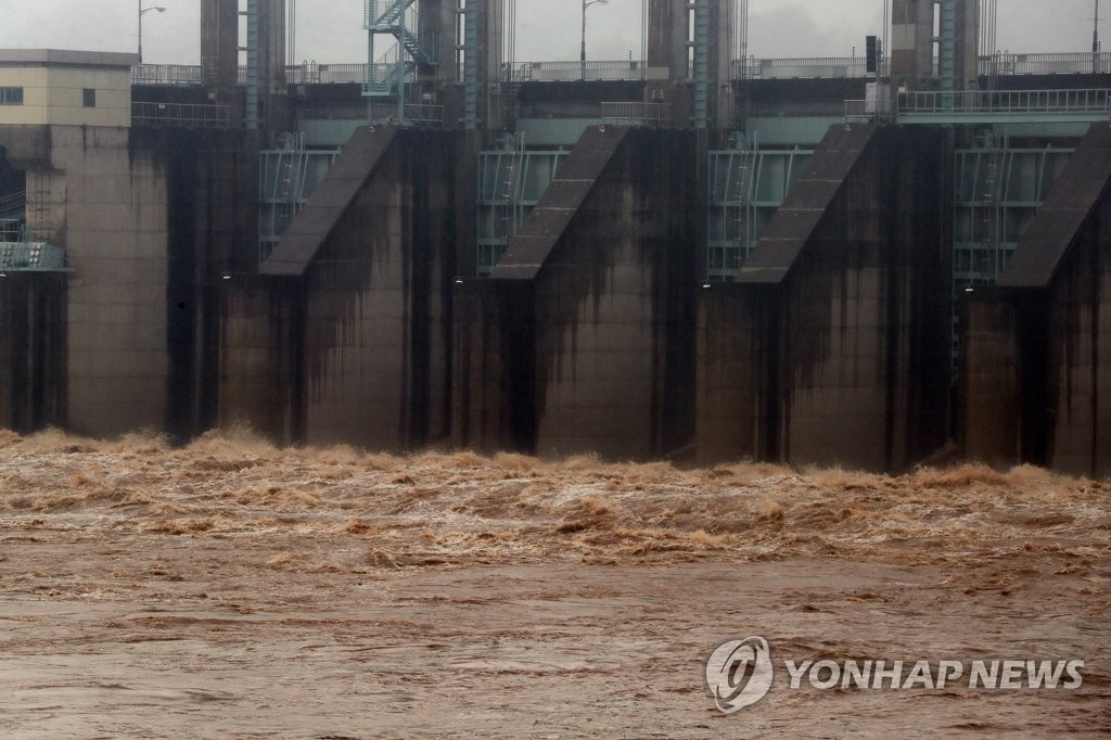 This file photo taken June 28, 2022, shows water gushing out of the floodgates of the Gunnam Dam on the Imjin River, which runs across the inter-Korean border in the South Korean border town of Yeoncheon, north of Seoul. The dam, built in 2010, was designed to deal with flash floods from North Korea. (Yonhap)