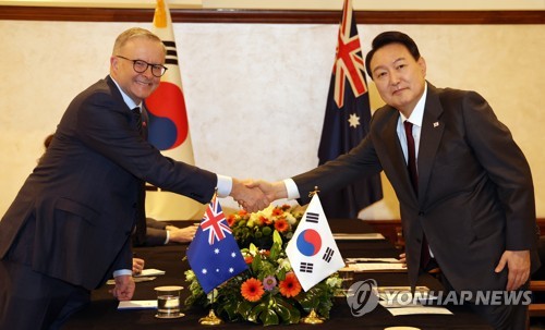 El presidente surcoreano, Yoon Suk-yeol (dcha.), posa para una foto con el primer ministro australiano, Anthony Albanese, durante una reunión celebrada, el 28 de junio de 2022 (hora local), al margen de la cumbre de la Organización del Tratado del Atlántico Norte (OTAN), en Madrid.