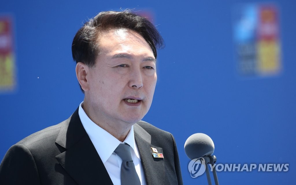 President Yoon Suk-yeol speaks to reporters after arriving at the venue of the North Atlantic Treaty Organization summit in Madrid on June 29, 2022. (Pool photo) (Yonhap)