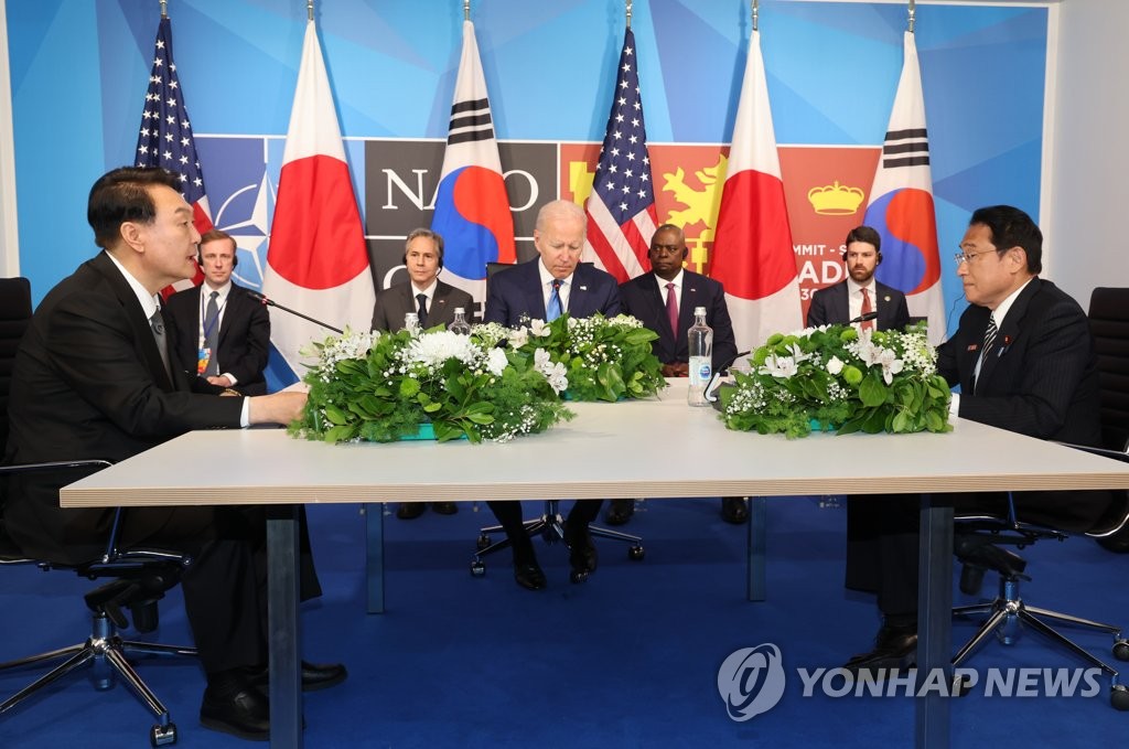 South Korean President Yoon Suk-yeol (L), U.S. President Joe Biden (C) and Japanese Prime Minister Fumio Kishida attend a trilateral summit at the IFEMA Convention Center in Madrid on June 29, 2022. (Yonhap)