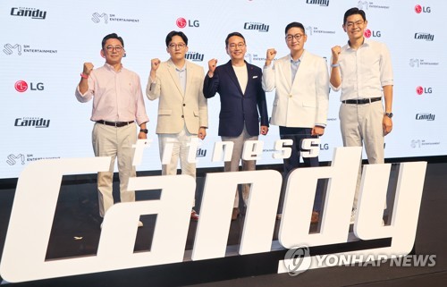 En la imagen se muestran (de izda. a dcha.) al CEO de Fitness Candy, Shim Woo-taek, el CEO de SM Entertainment, Lee Sung-su, el CEO de LG Electronics, Cho Joo-wan, y el director de estrategia de Fitness Candy, Kim Bee-oh, posando para las fotos en una conferencia de prensa realizada, el 30 de junio de 2022, en un hotel de Seúl. (Prohibida su reventa y archivo)