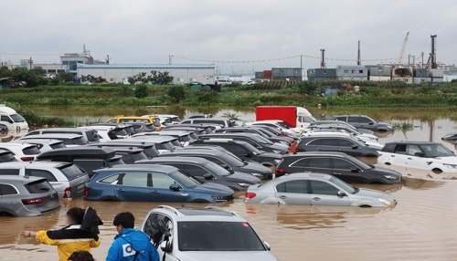 غرق ساحة تخزين سيارات مستعملة بسبب الأمطار الغزيرة
