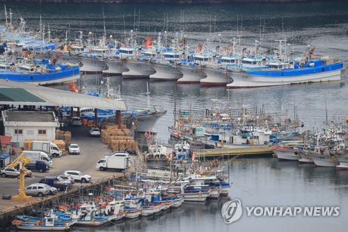 A l'approche de Aere, le quatrième typhon de l'année, vers l'île méridionale de Jeju le dimanche 3 juillet 2022, les bateaux de pêche sont amarrés en parallèle dans le port de Seogwipo au sud de Jeju. Le typhon passera au sud-est de l'île de Jeju demain matin et se dirigera vers le Japon. 
