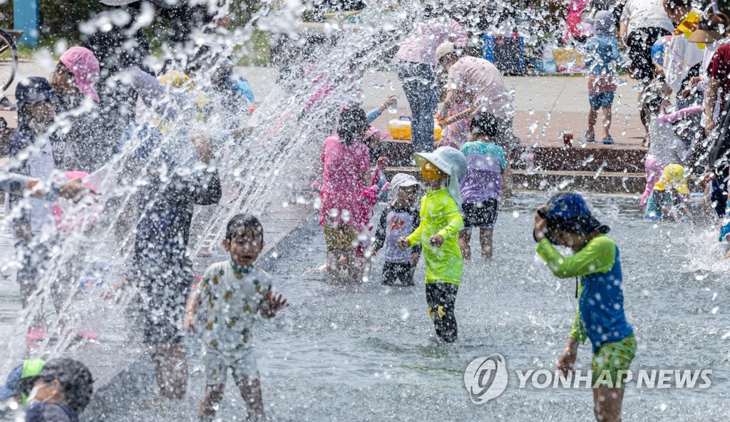 '폭염특보 내려진 서울'…분수에서 더위 식히는 어린이들