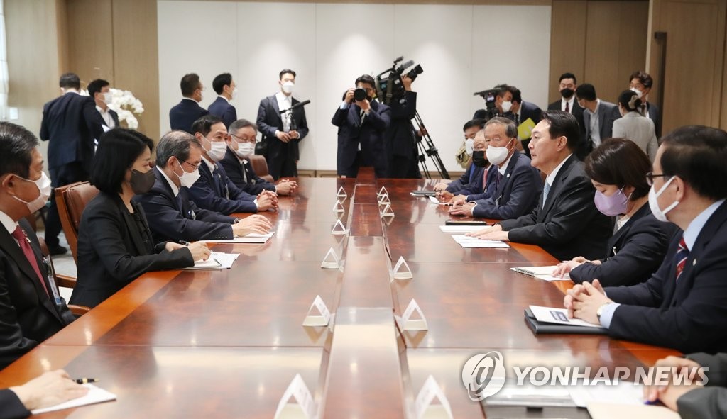 일본 경제단체연합회 대표단 접견하는 윤석열 대통령