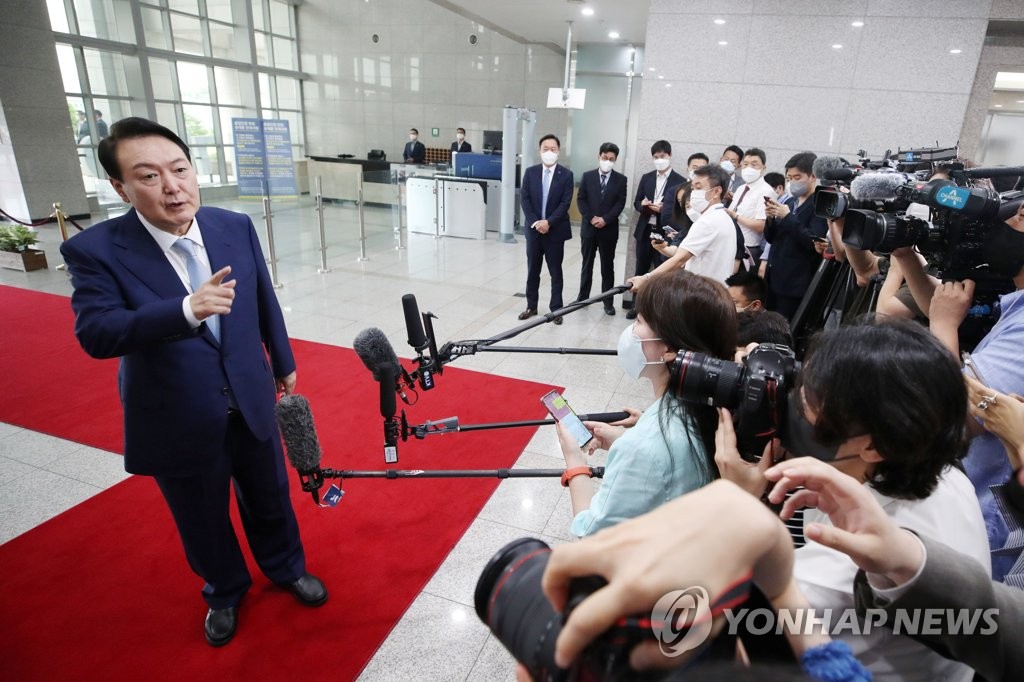 President Yoon Suk-yeol answers reporters' questions as he arrives at the presidential office in Seoul on July 5, 2022. (Pool photo) (Yonhap)