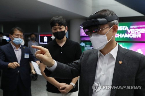 昨年７月、メタバース関連のイベントでコンテンツを体験する科学技術情報通信部の李宗昊（イ・ジョンホ）長官（同部提供）＝（聯合ニュース）≪転載・転用禁止≫