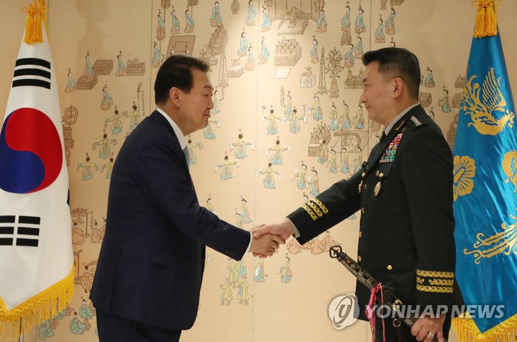 Yoon awards sword to new JCS chairman
