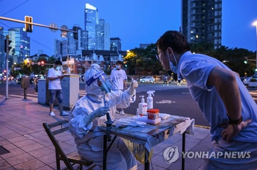 '노래방발 집단감염'에 코로나 검사 나선 상하이 시민