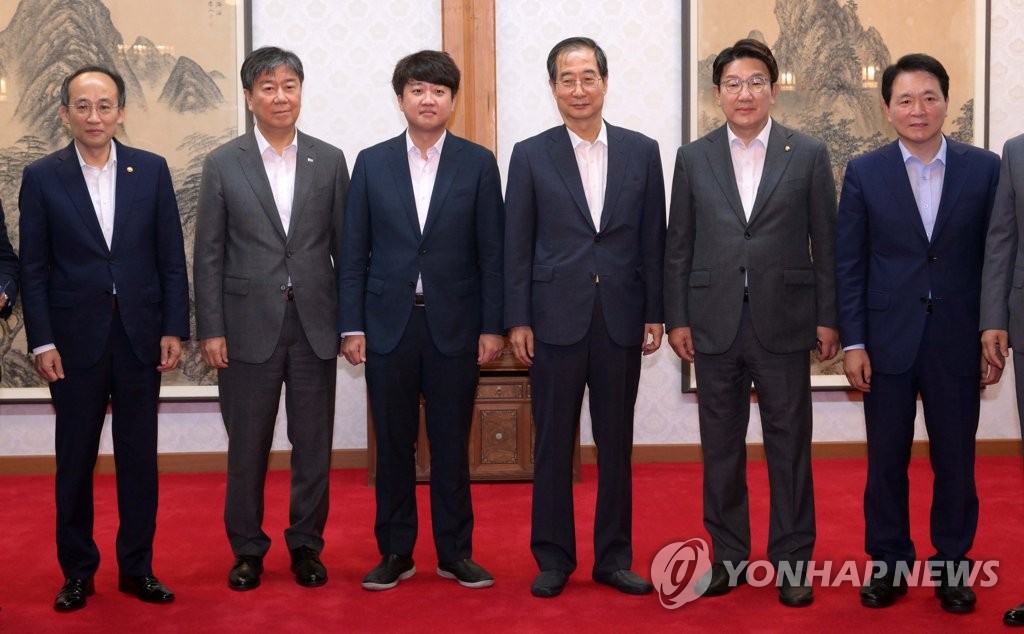 協議会で記念撮影する韓首相（左から４人目）、李代表（同３人目）、金大統領秘書室長（同２人目）ら（国会写真記者団）＝６日、ソウル（聯合ニュース）