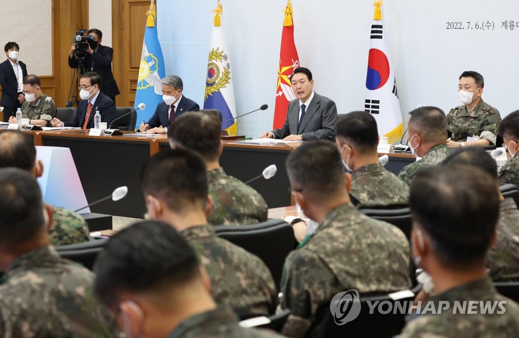 全軍主要指揮官会議で発言する尹大統領＝６日、鶏竜（聯合ニュース）