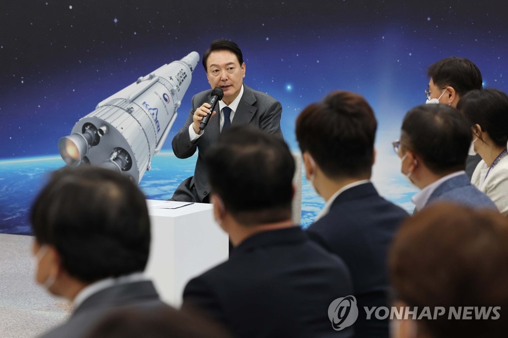 President Yoon Suk-yeol speaks with researchers and industry officials at the Korea Aerospace Research Institute (KARI) in the central city of Daejeon on July 6, 2022. (Yonhap)