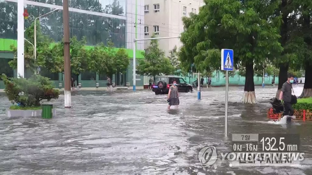 북한 신의주시 주민들, 침수된 도로 건너느라 무릎 '둥둥' 걷어