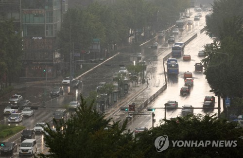 11일 오후 서울 종로 일대가 소나기가 내리면서 어두워져 있다. [연합뉴스 자료사진]