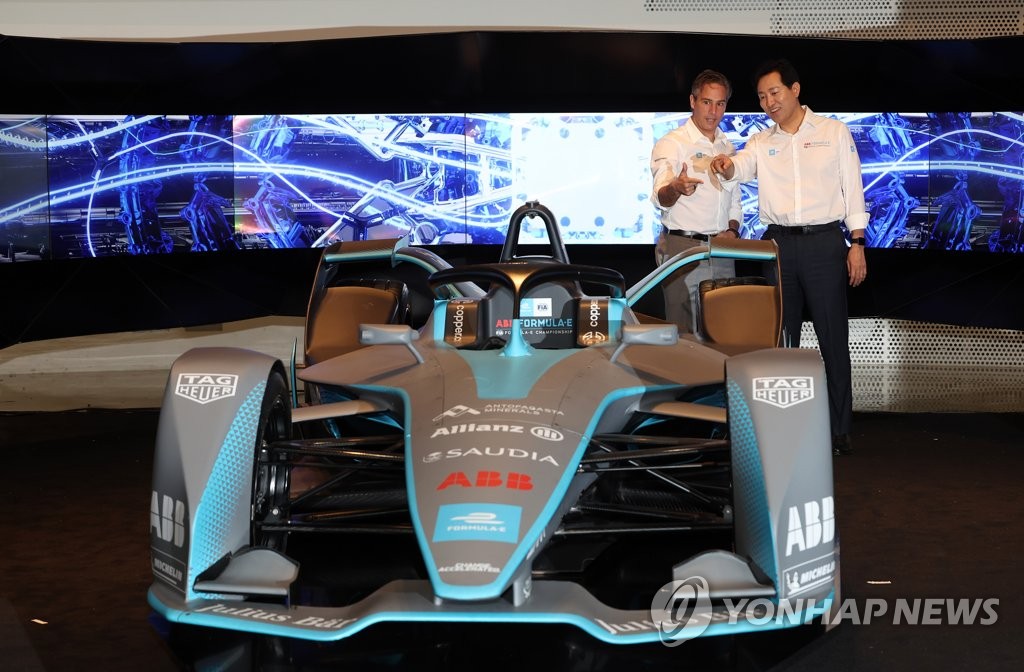 Seoul Mayor Oh Se-hoon (R) and Formula E CEO Jamie Reigle pose for photos during a press conference in Seoul on July 12, 2022. (Yonhap)